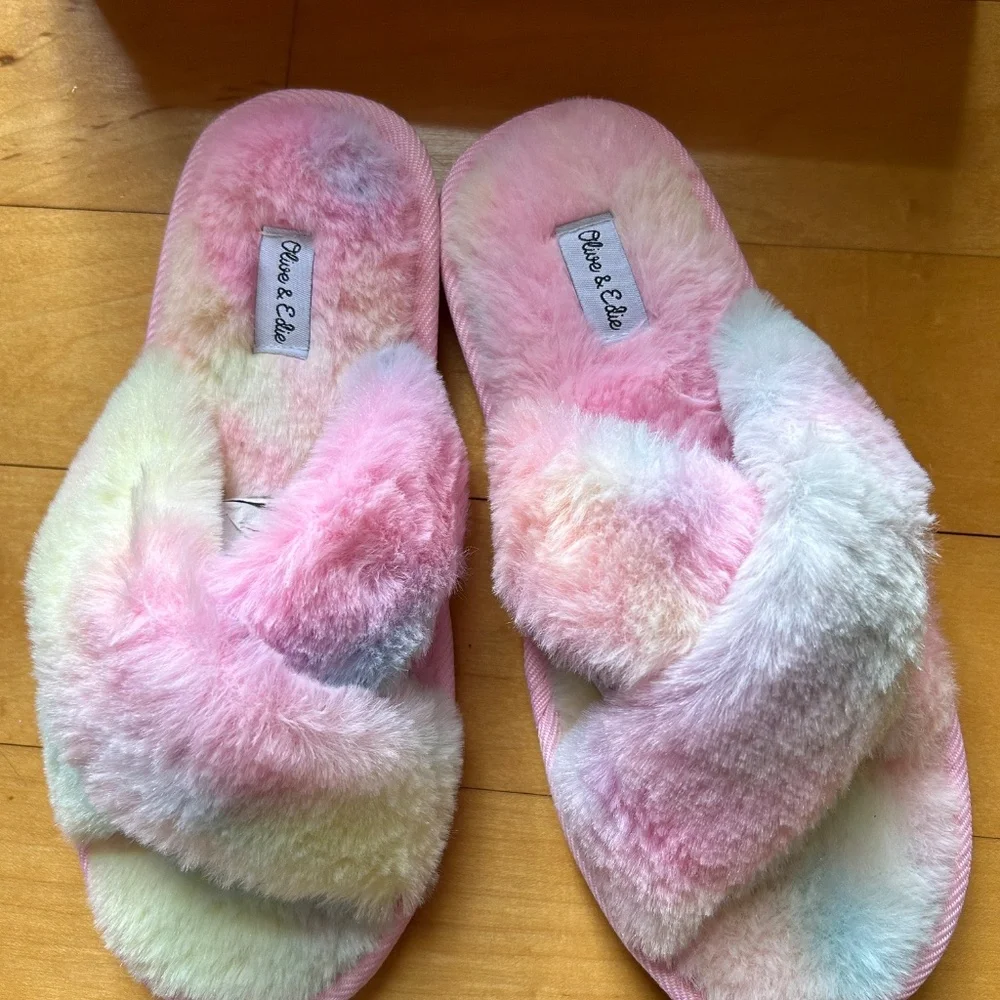 NIB Olive & Edie Kids Slipper “Emmie” Tie Dye Rainbow Fluffy Furry Pink Blue 2/3